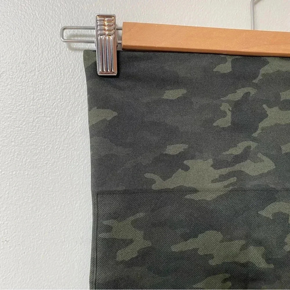 Spanx Look At Me Now Seamless Green Camo Leggings XS Tummy Control Activewear - Picture 5 of 10